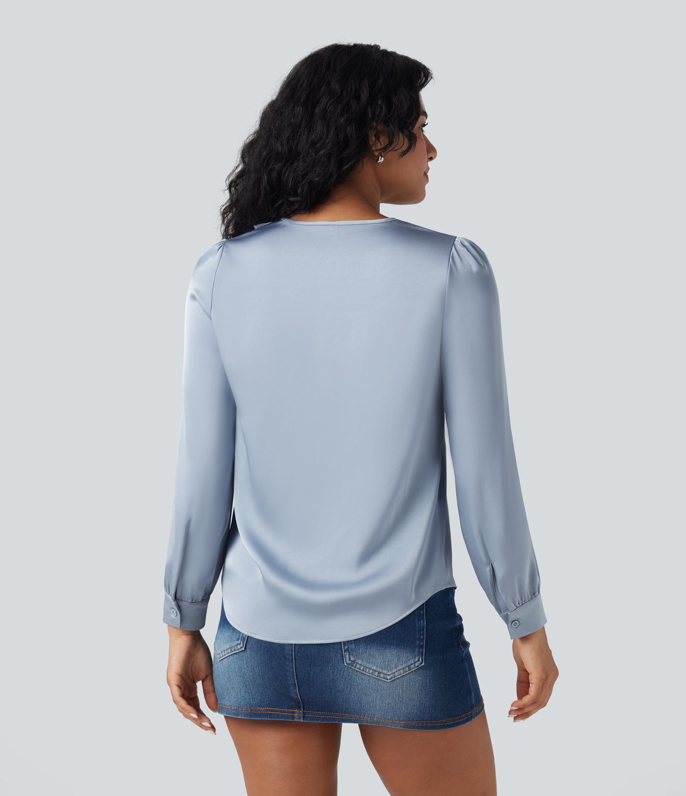 Lässiges Satinhemd mit V-Ausschnitt, langen Ärmeln und Rüschenbesatz