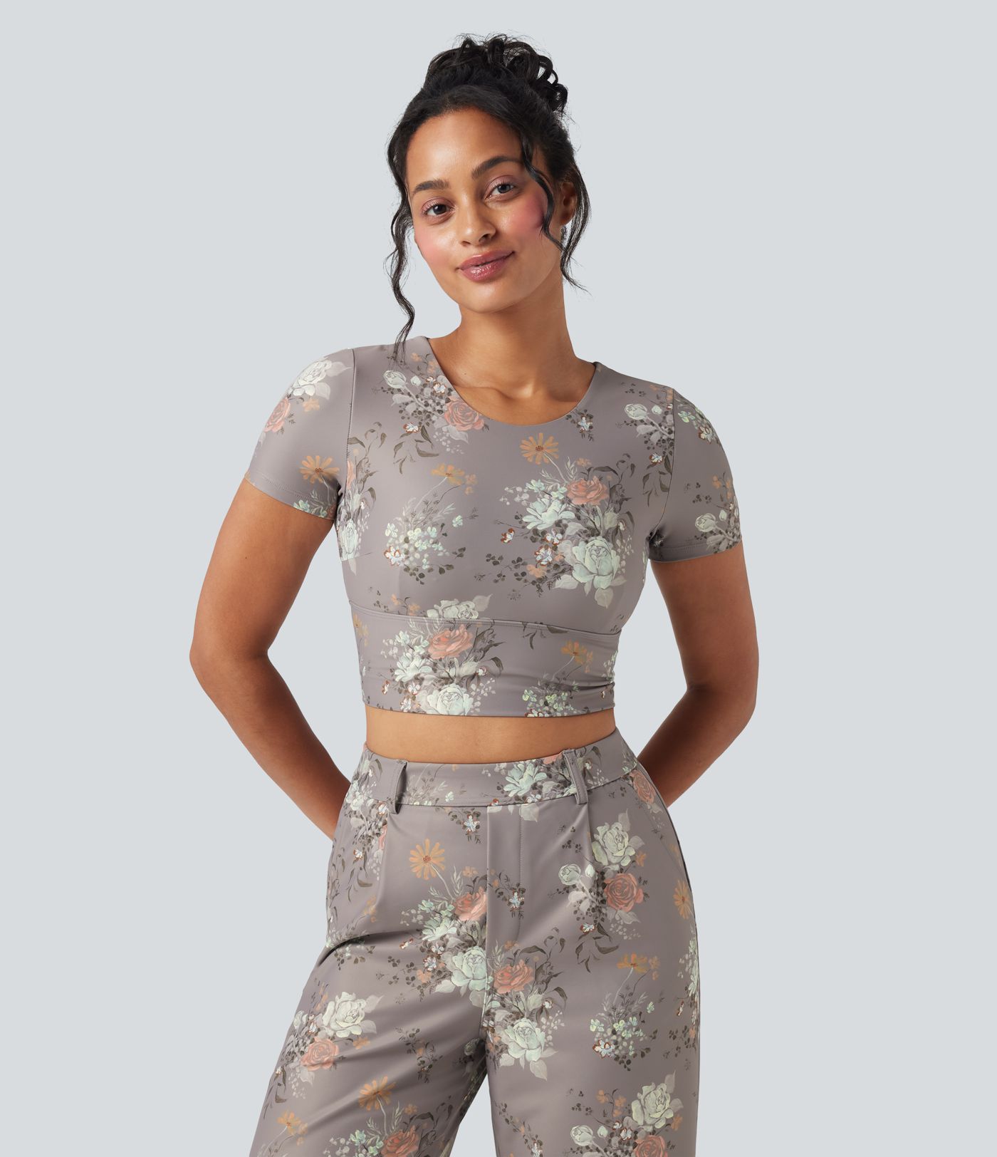 Halara X Yukiko Kreuz-Rückenfreies Blumendruck Sport-Crop-Top