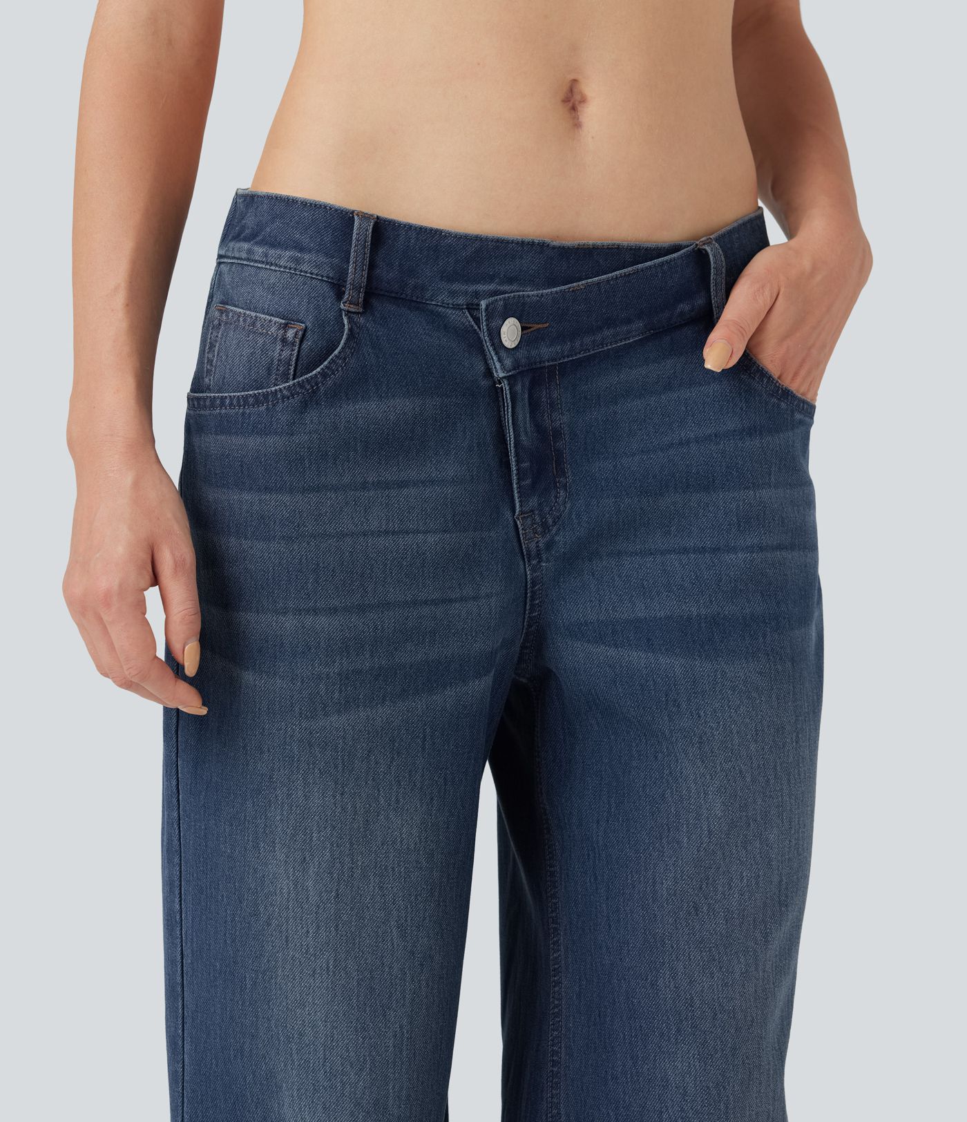 Halara Flex™ vaqueros holgados informales de tiro bajo con cintura asimétrica y bolsillos.