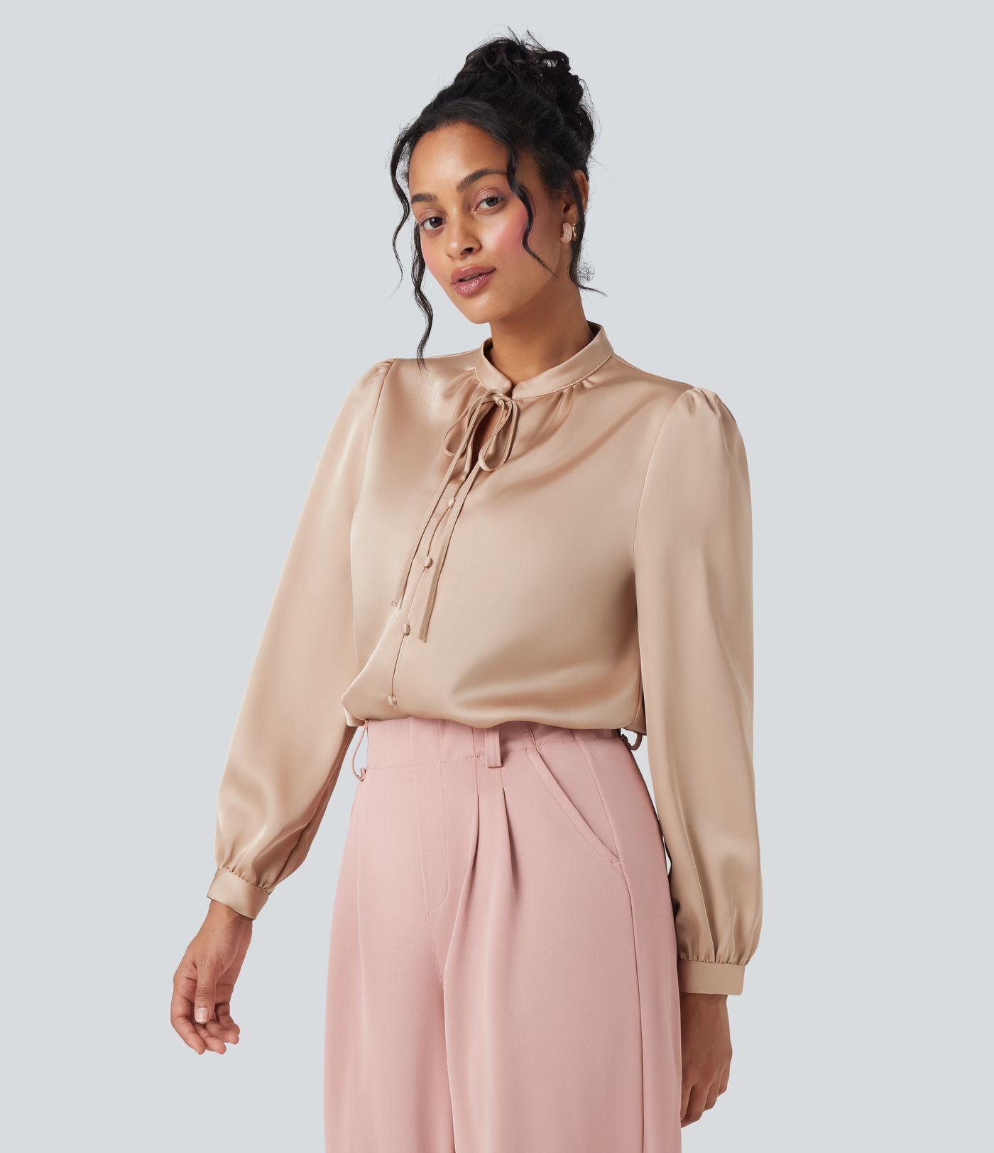 Arbeitshemd mit langen Ärmeln und Bindeband vorne