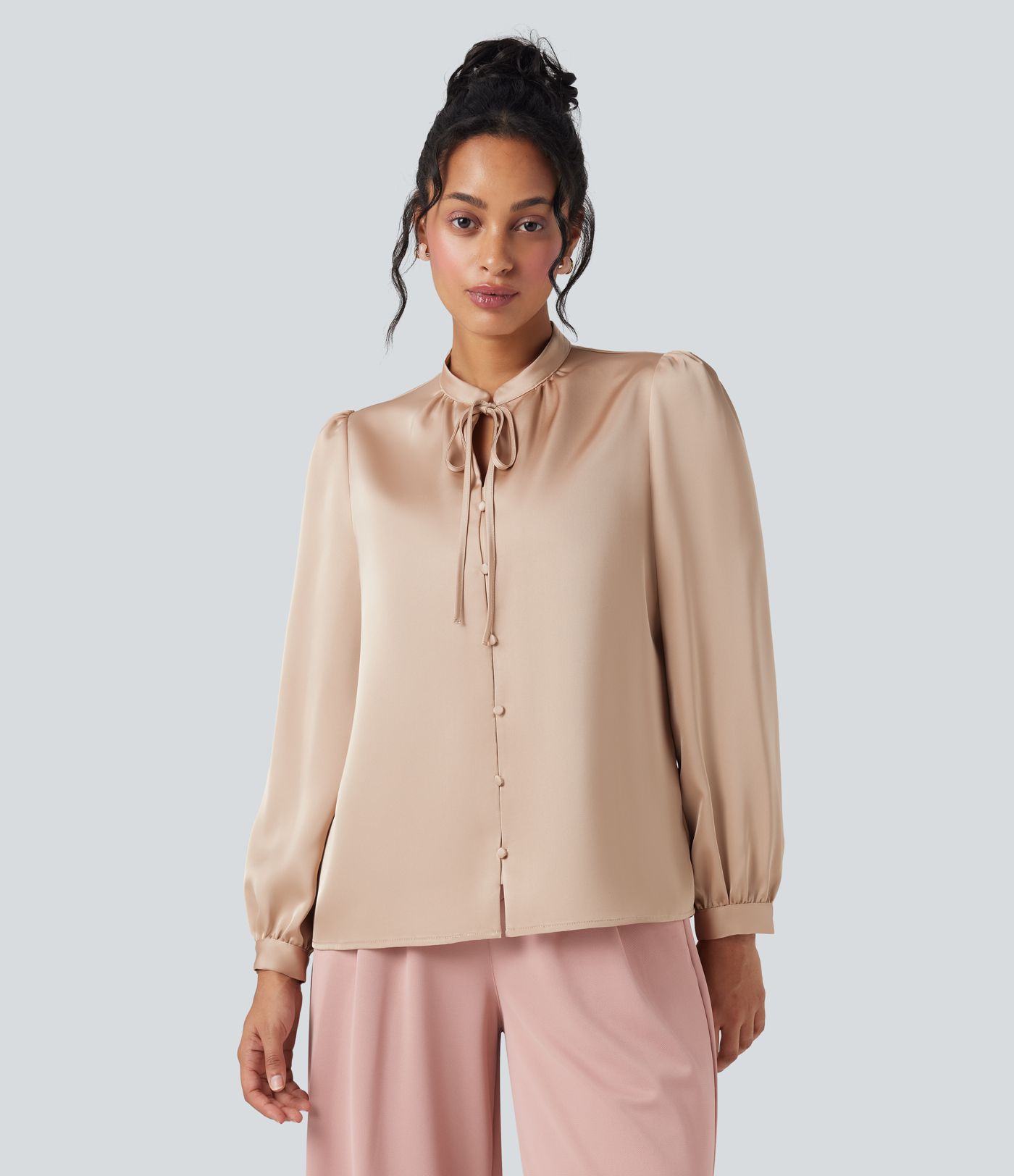 Arbeitshemd mit langen Ärmeln und Bindeband vorne