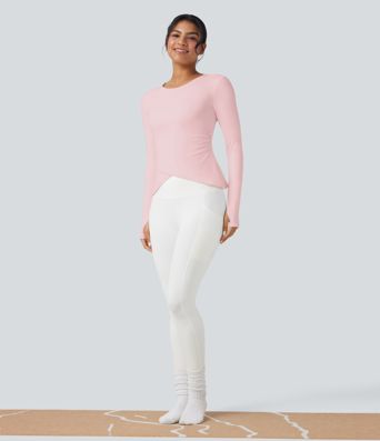 Top deportivo de yoga SoftlyZero™ manga larga afelpada con cuello redondo y aberturas para los pulgares con dobladillo cruzado