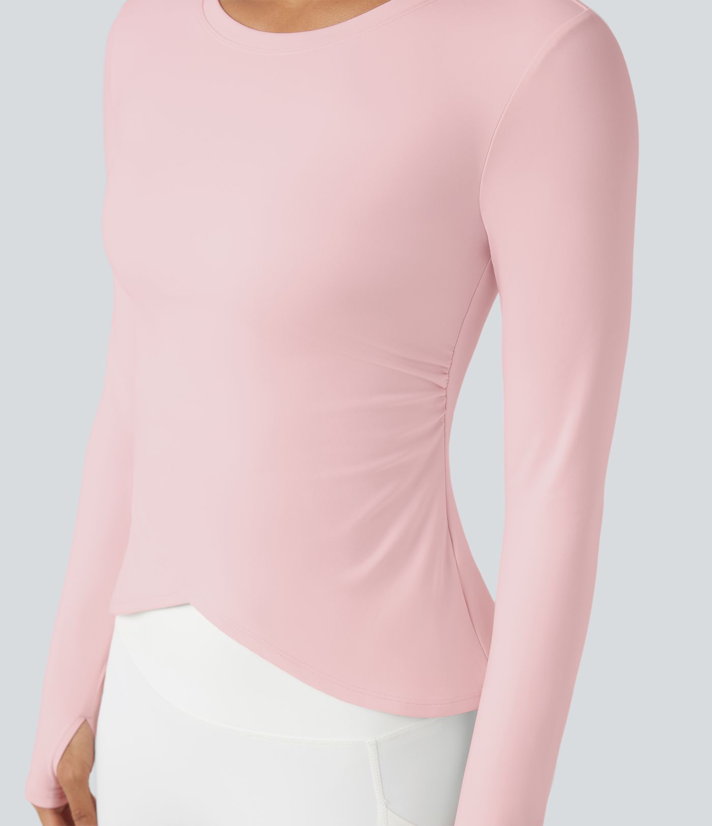 Top deportivo de yoga SoftlyZero™ manga larga afelpada con cuello redondo y aberturas para los pulgares con dobladillo cruzado