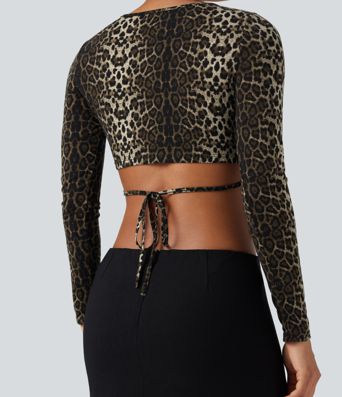 Top casual ceñido de manga larga con cuello redondo, estampado de leopardo y lazo en la espalda