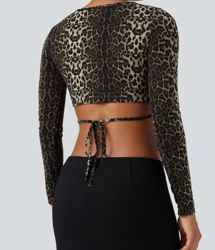 Top casual ceñido de manga larga con cuello redondo, estampado de leopardo y lazo en la espalda
