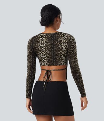 Top casual ceñido de manga larga con cuello redondo, estampado de leopardo y lazo en la espalda