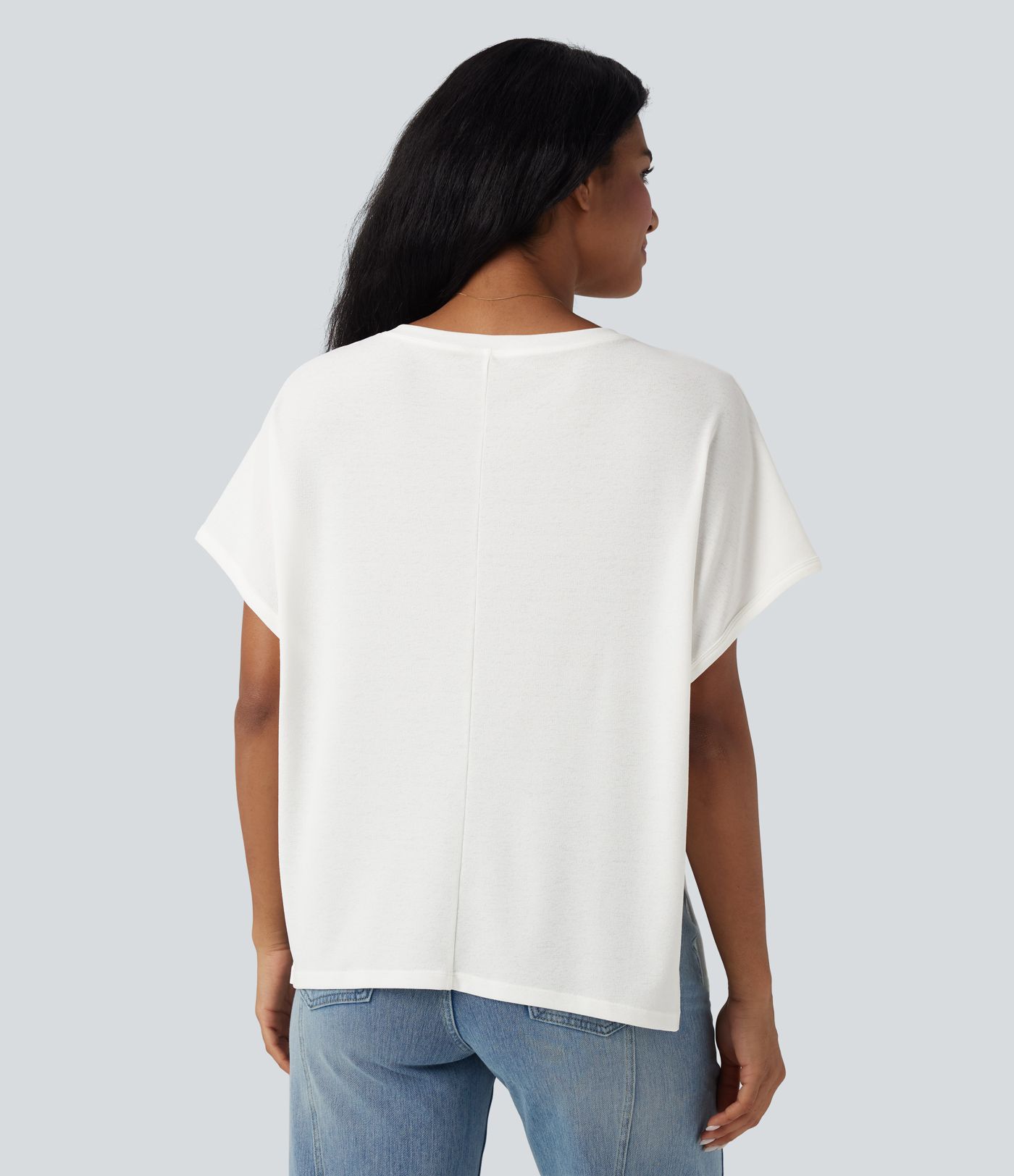 Camiseta casual de corte relajado con cuello redondo y mangas tipo murciélago.