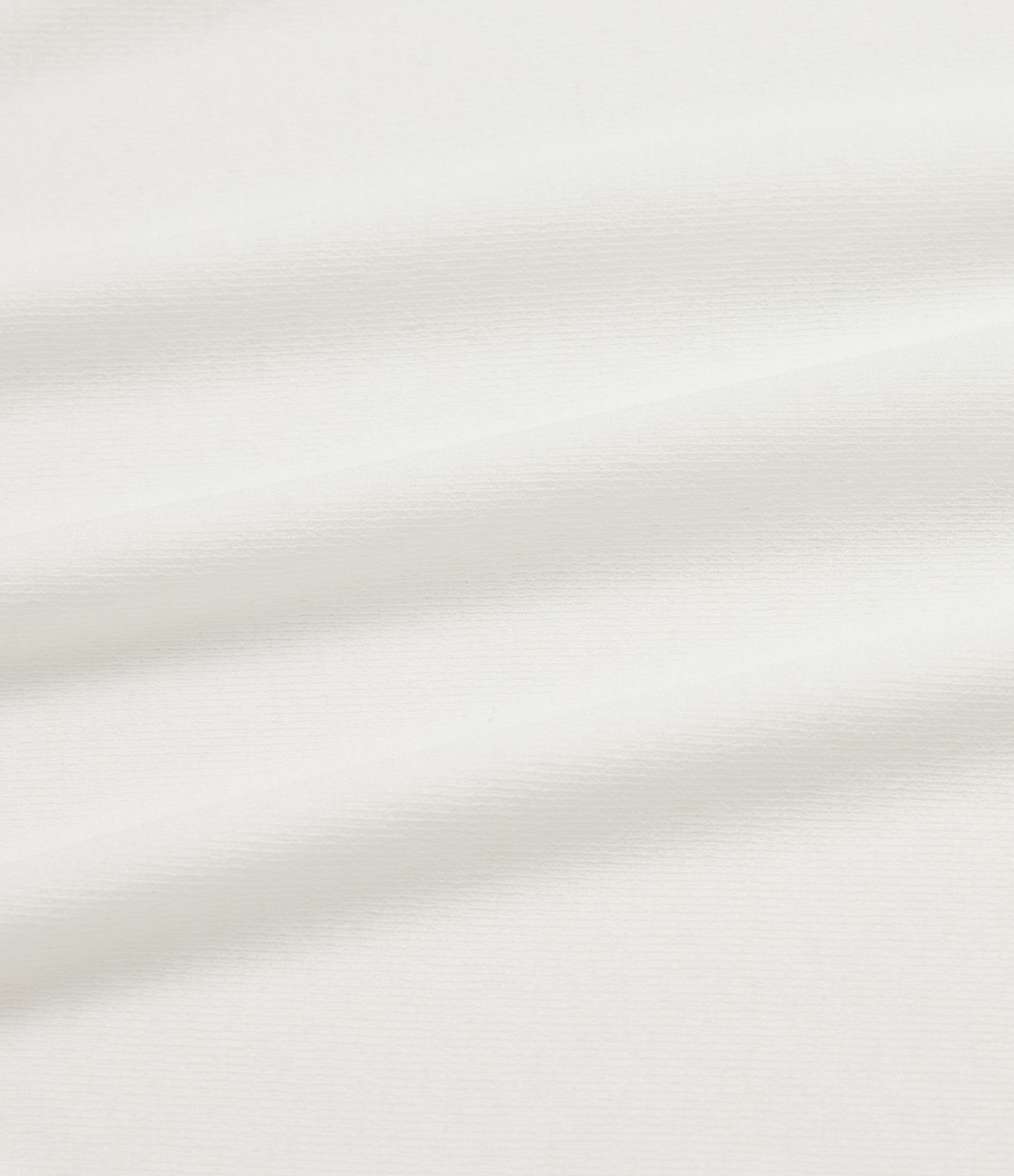 Camiseta casual de corte relajado con cuello redondo y mangas tipo murciélago.