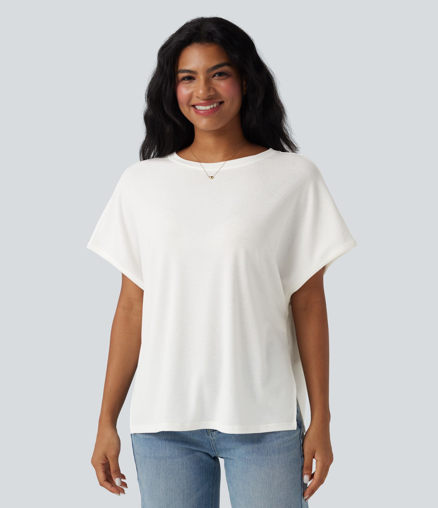 Camiseta casual de corte relajado con cuello redondo y mangas tipo murciélago.