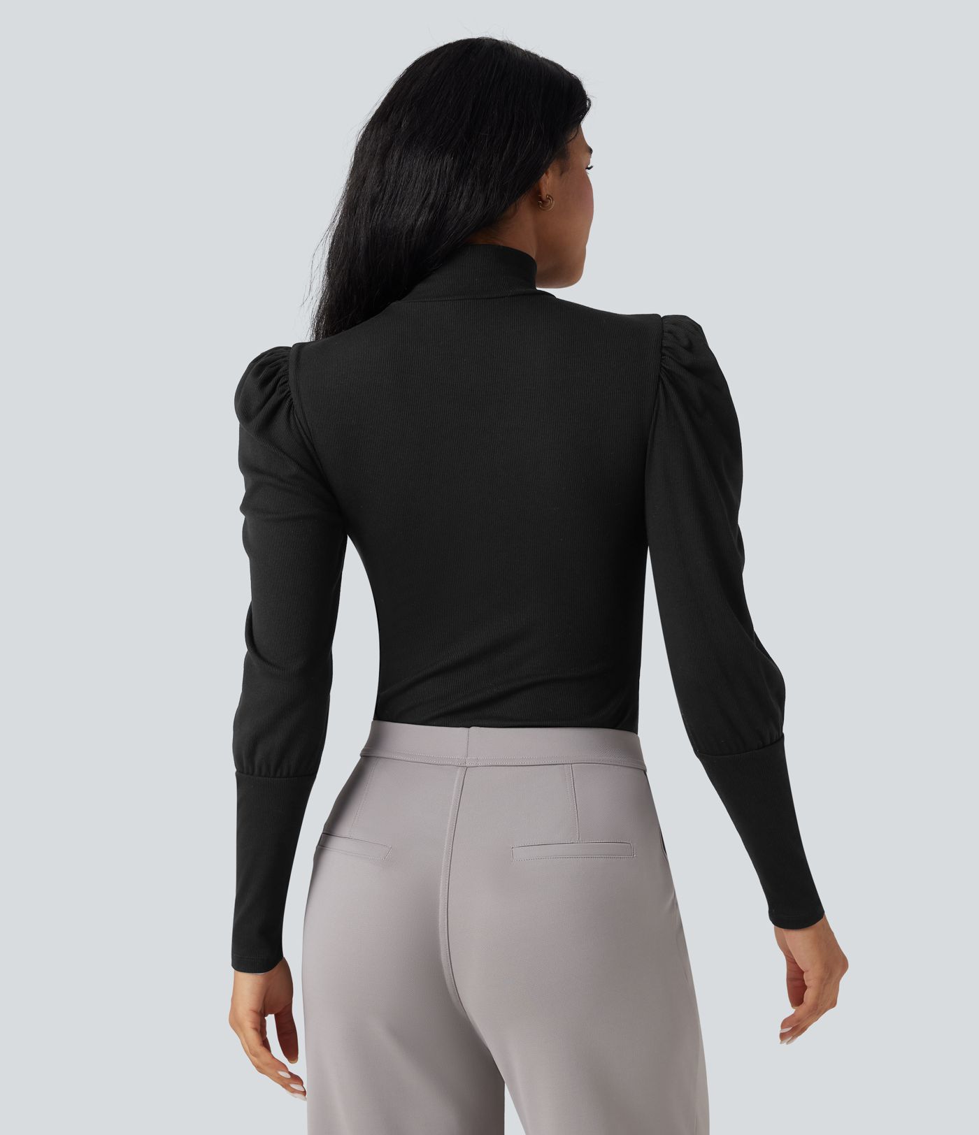 Enger Arbeitsbodysuit aus geripptem Strick mit hohem Kragen und Puffärmeln