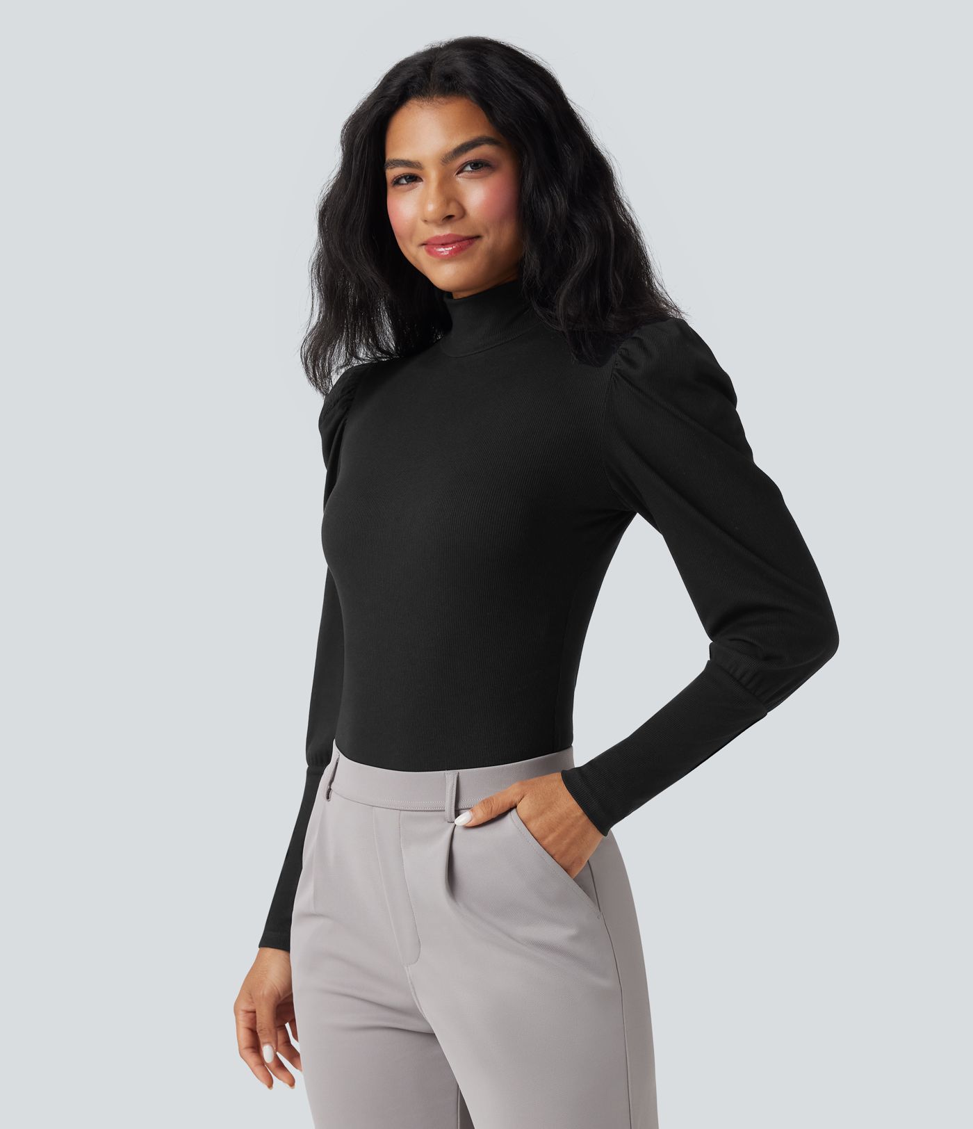 Enger Arbeitsbodysuit aus geripptem Strick mit hohem Kragen und Puffärmeln