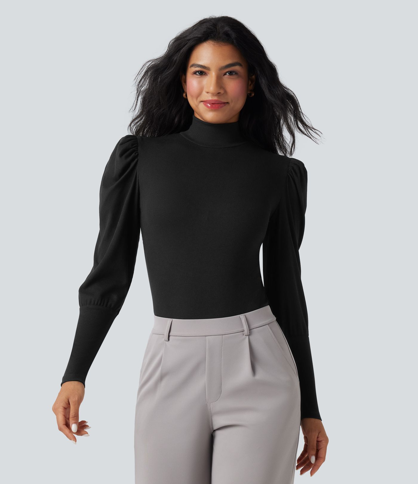 Enger Arbeitsbodysuit aus geripptem Strick mit hohem Kragen und Puffärmeln