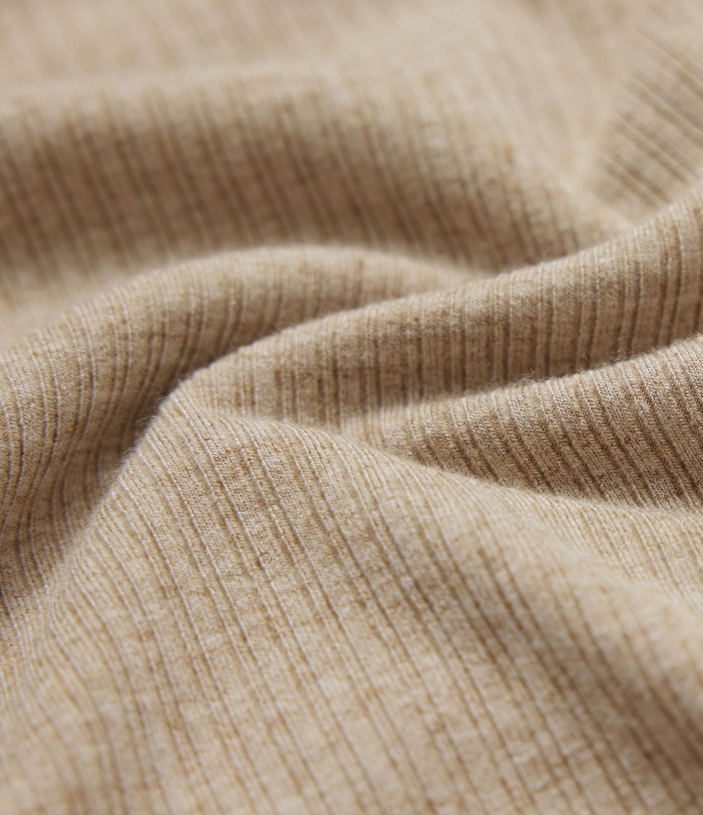 Figurbetontes Samt-Midikleid mit Cowl-Ausschnitt, ärmellos, Seitenschlitz und Rüschen-Detail​