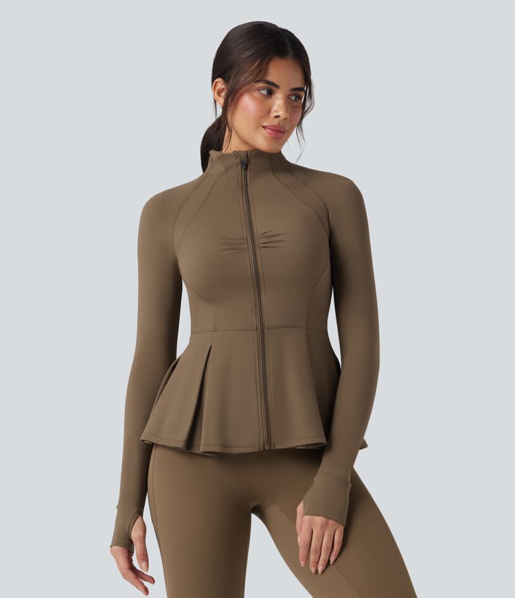 Chaqueta de yoga ajustada SoftlyZero™ de felpa con cuello alto, aberturas para los pulgares y dobladillo plisado fruncido