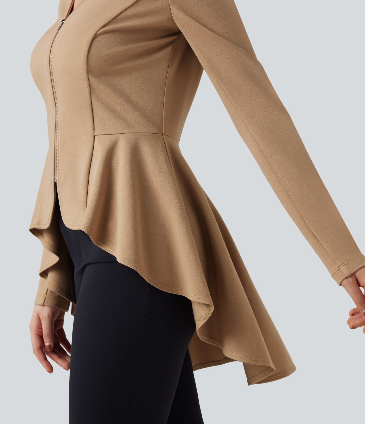 Pracovní kabát s výstřihem do V, dlouhými rukávy a volánovým lemem, s asymetrickým střihem (delší vzadu)