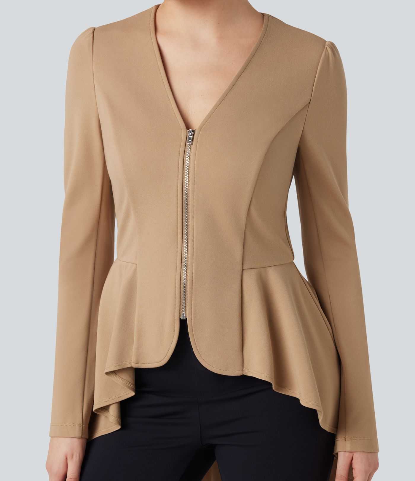 Pracovní kabát s výstřihem do V, dlouhými rukávy a volánovým lemem, s asymetrickým střihem (delší vzadu)