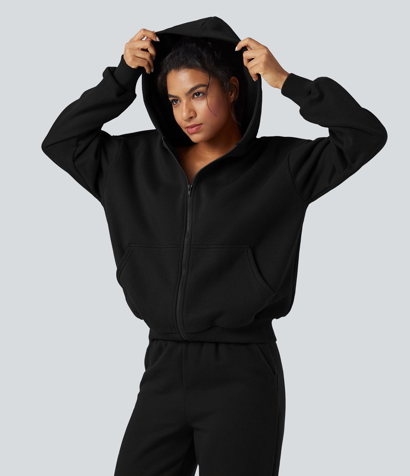 Kapuutsiga, tõmblukuga fliisist vabaajapusa taskutega