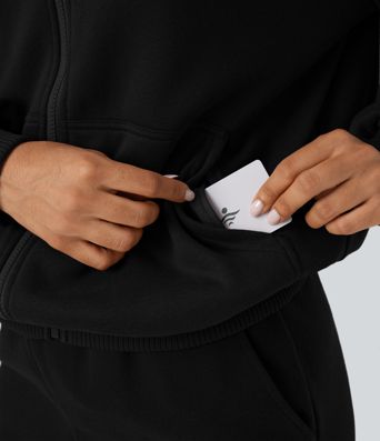 Kapuutsiga, tõmblukuga fliisist vabaajapusa taskutega