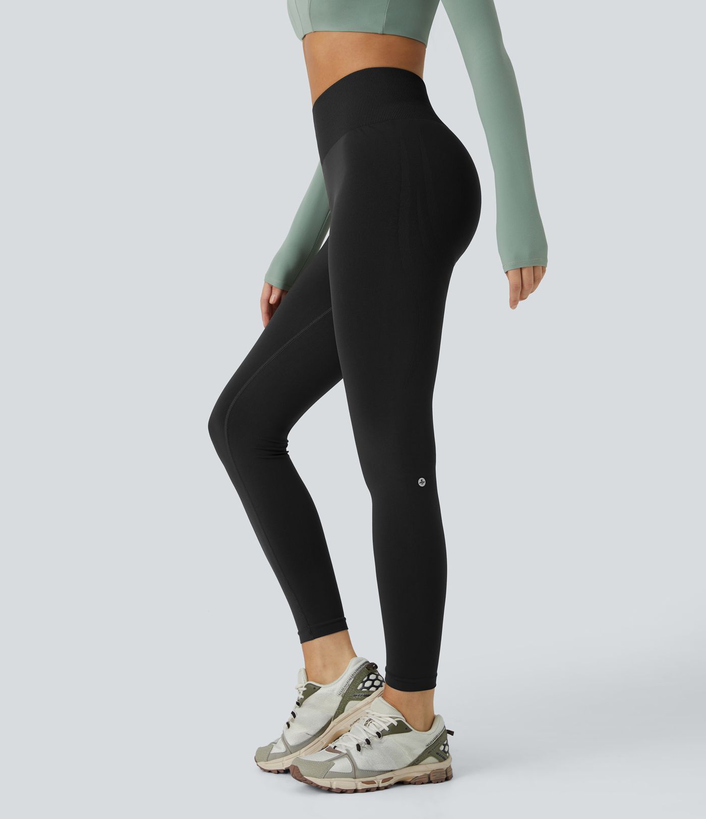 OneForm Seamless Flow Mid-Rise Yoga-Leggings - mittelhoher Bund, bauchformend und mit Po-Lifting-Effekt OneForm Seamless Flow Mid-Rise Yoga-Leggings - mittelhoher Bund, bauchformend und mit Po-Lifting-Effekt