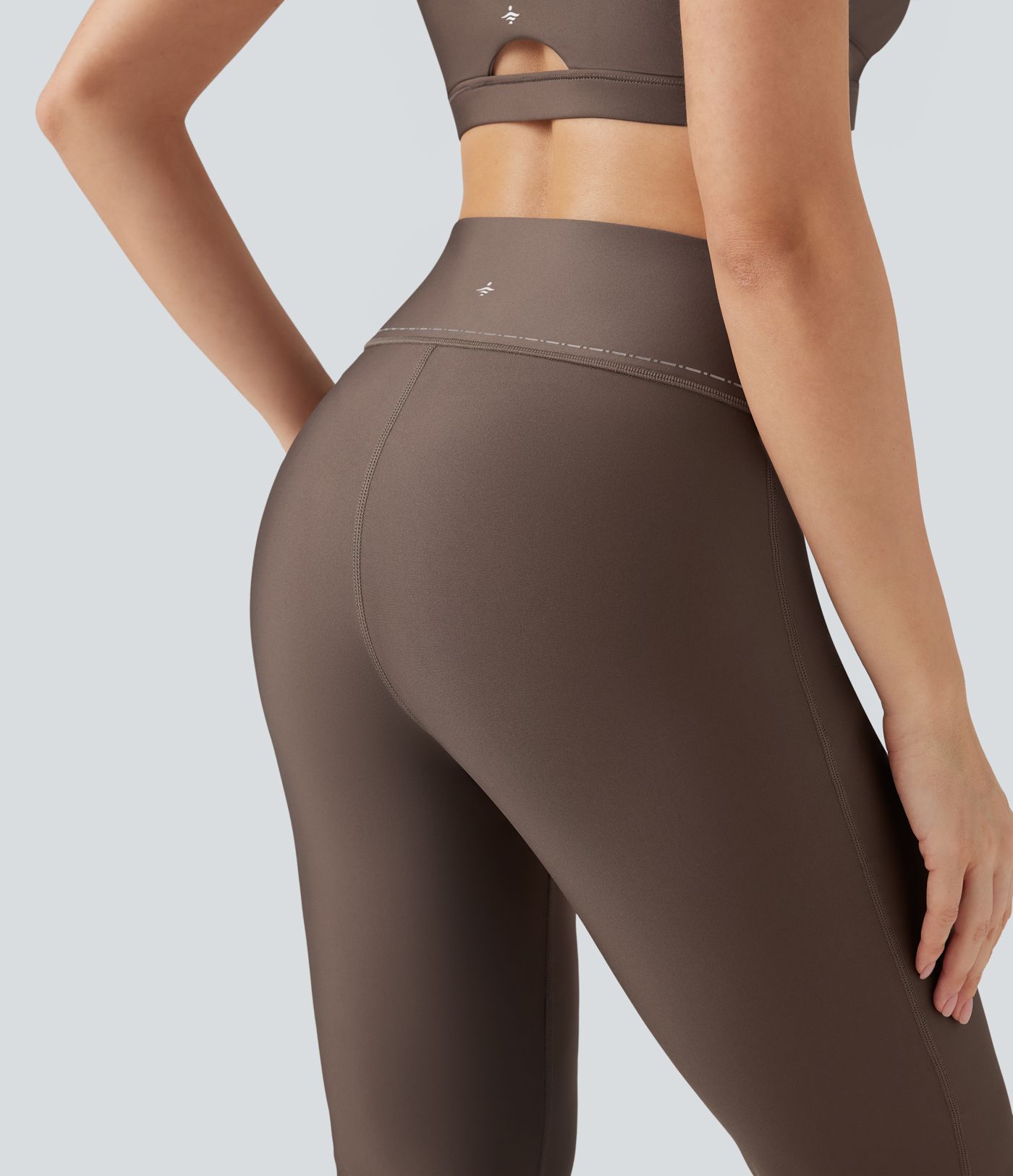 Bootcut training leggings with a high waist, side pockets and reflective trim.