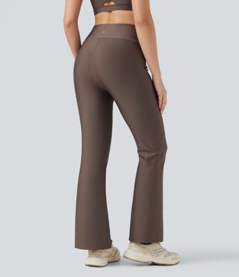 Bootcut training leggings with a high waist, side pockets and reflective trim.