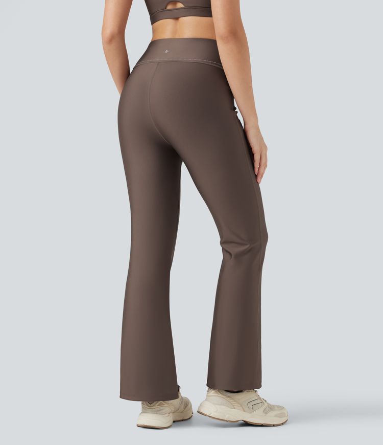 Bootcut training leggings with a high waist, side pockets and reflective trim.