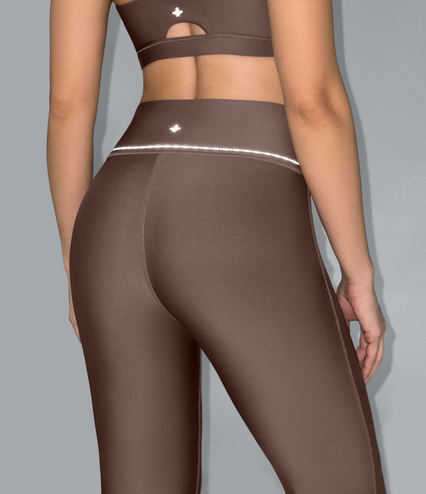 Bootcut training leggings with a high waist, side pockets and reflective trim.