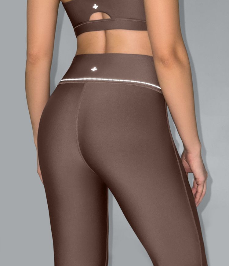 Bootcut training leggings with a high waist, side pockets and reflective trim.