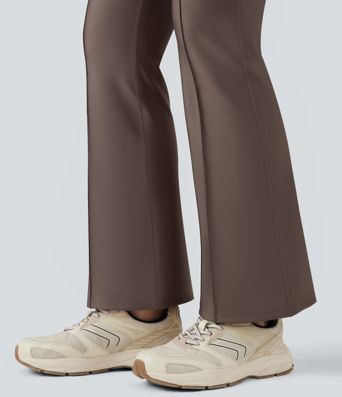 Bootcut training leggings with a high waist, side pockets and reflective trim.