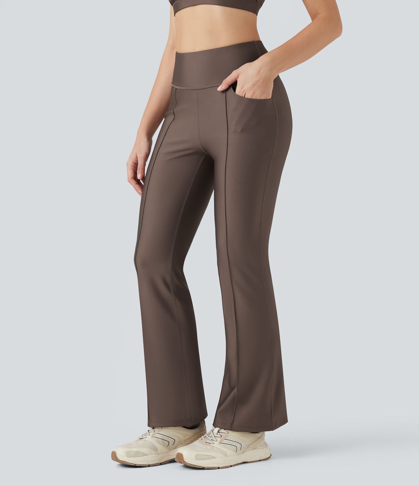 Bootcut training leggings with a high waist, side pockets and reflective trim.