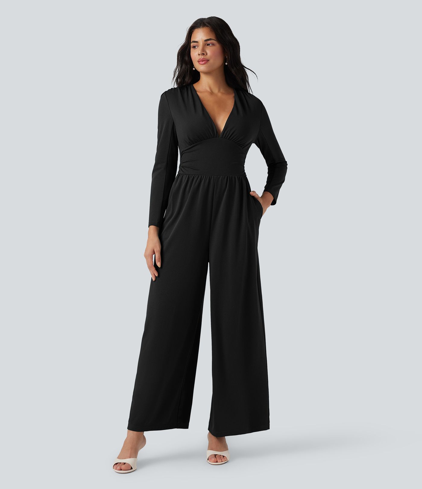 Jumpsuit mit V-Ausschnitt, langen Ärmeln, Raffung und Taschen - Easy Peezy Edition Jumpsuit mit V-Ausschnitt, langen Ärmeln, Raffung und Taschen - Easy Peezy Edition