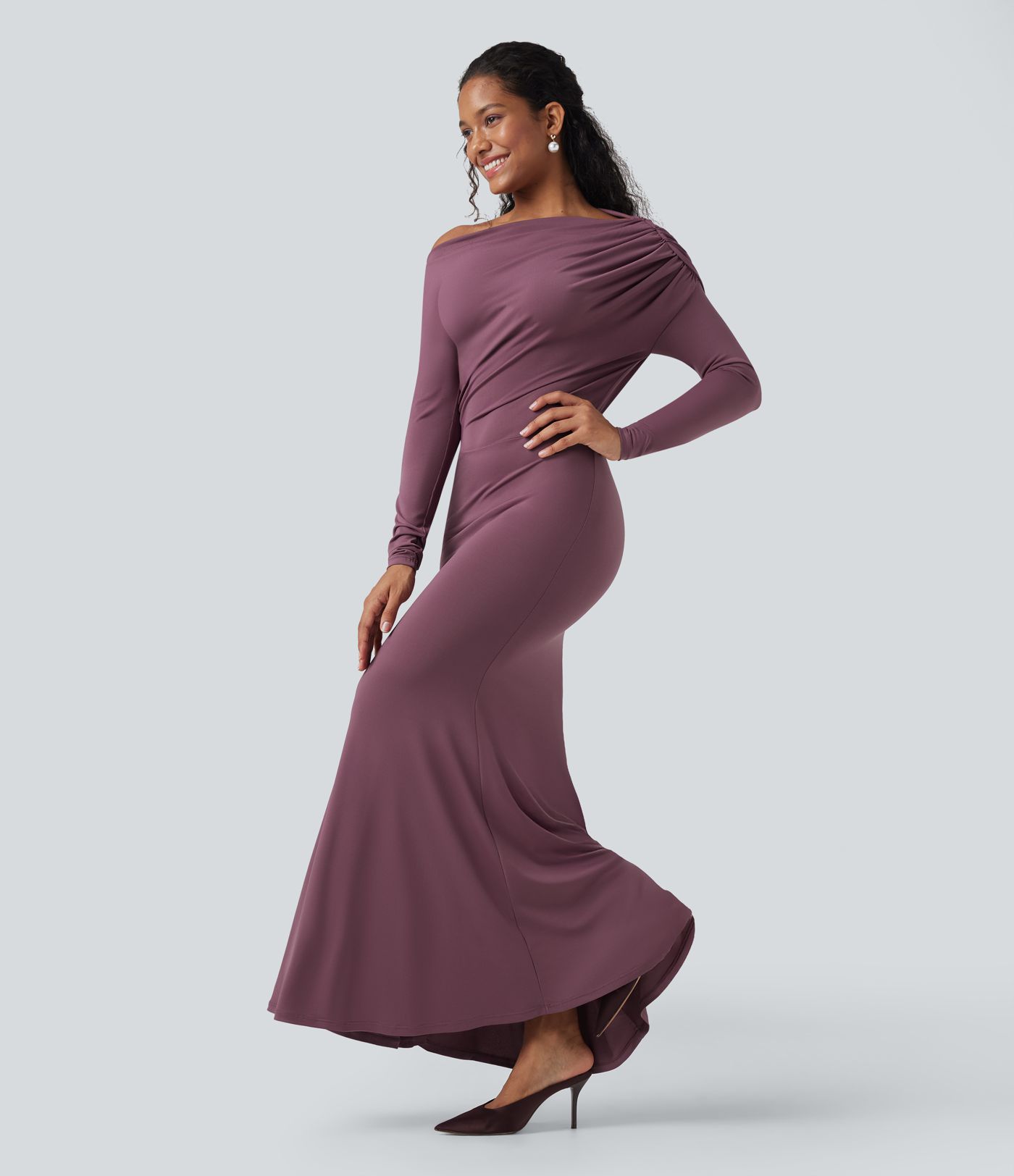 Vestido maxi sirena de manga larga con hombros descubiertos