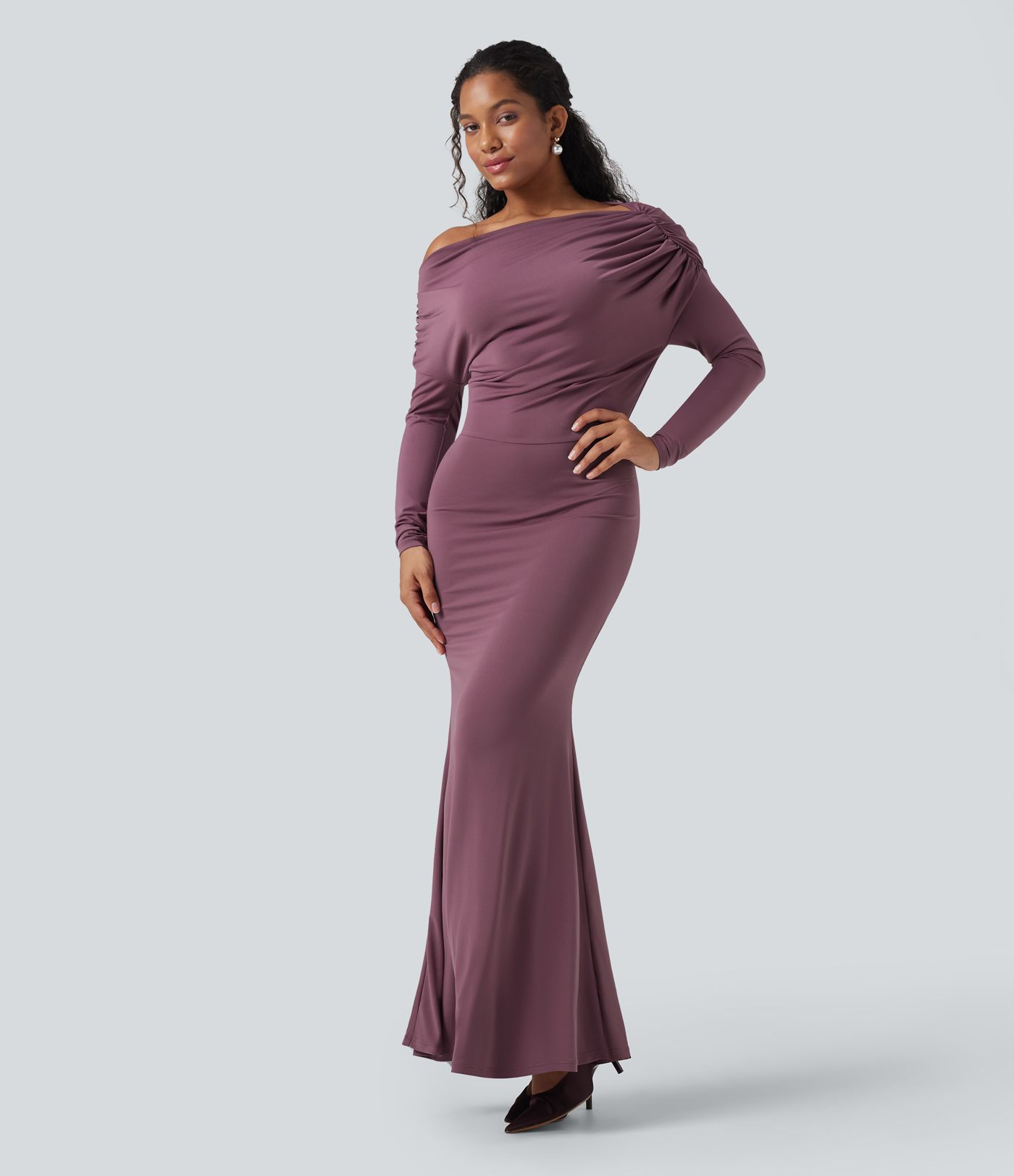 Vestido maxi sirena de manga larga con hombros descubiertos