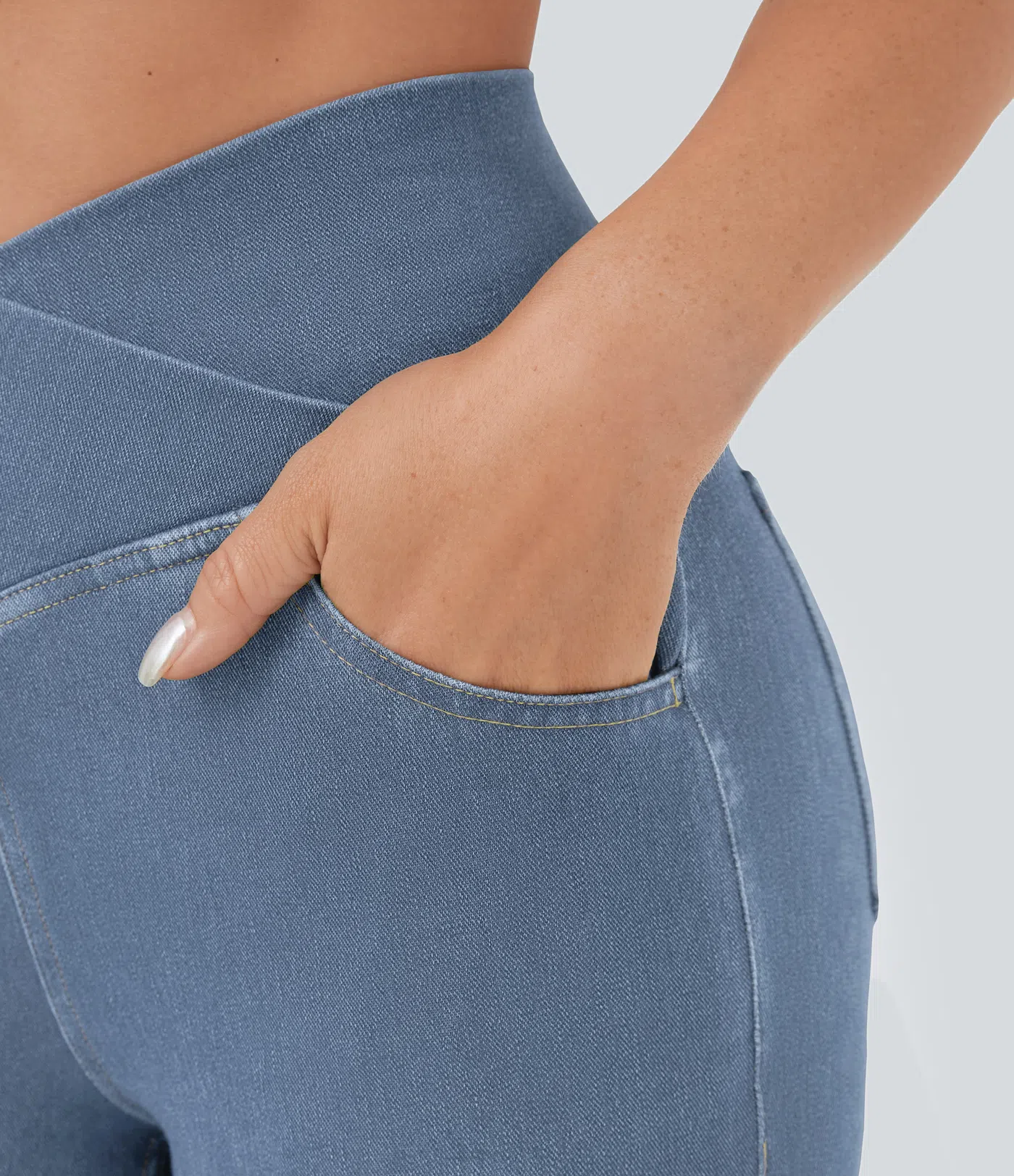 Halara Flex™ Crossover-Flared-Jeans aus elastischem Strick-Denim mit hohem Bund, mehreren Taschen und Cool-Touch