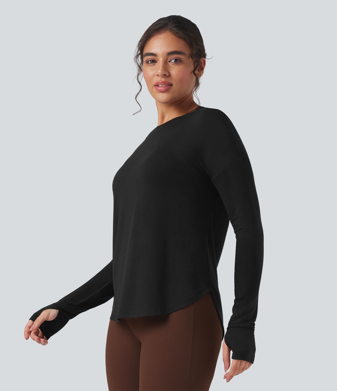 Sudadera casual holgada de manga larga con aberturas en la espalda y dobladillo curvo