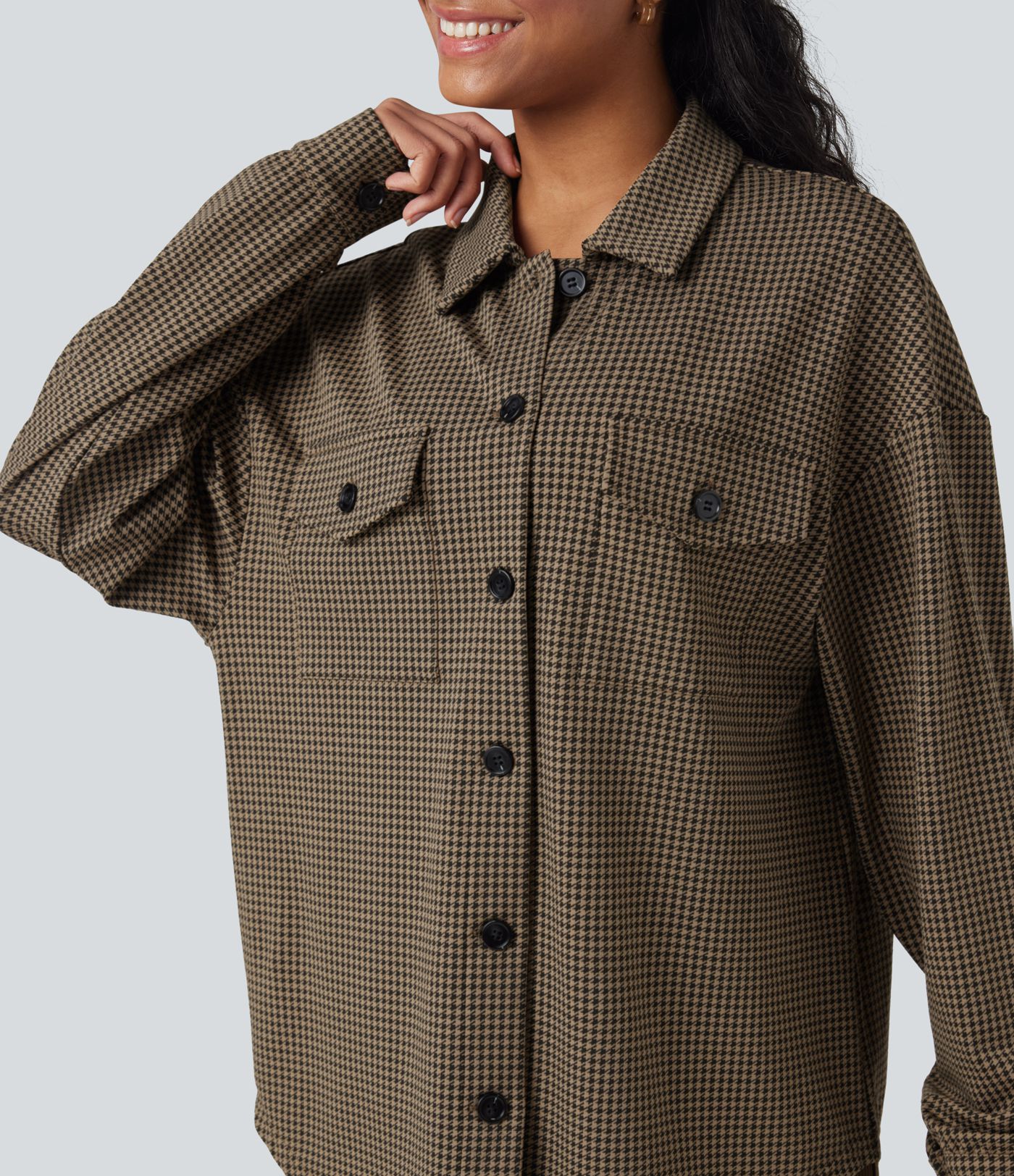 Chamarra casual extragrande con dobladillo curvo y estampado de pata de gallo y bolsillos