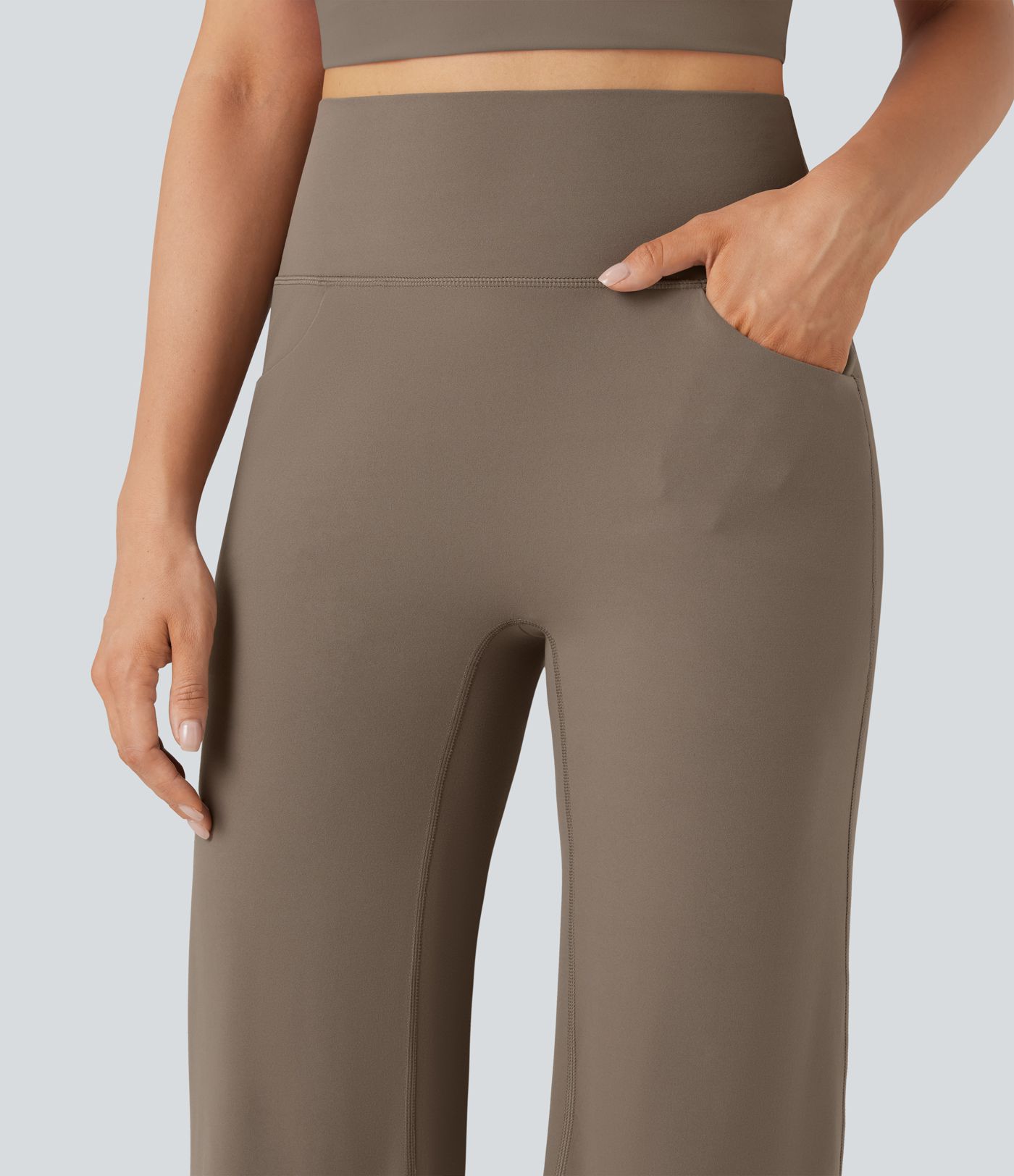 Halara UltraSculpt™ SoCinched vysoké jóga kalhoty s modelujícím efektem na břicho, rovnými nohavicemi a kapsami.