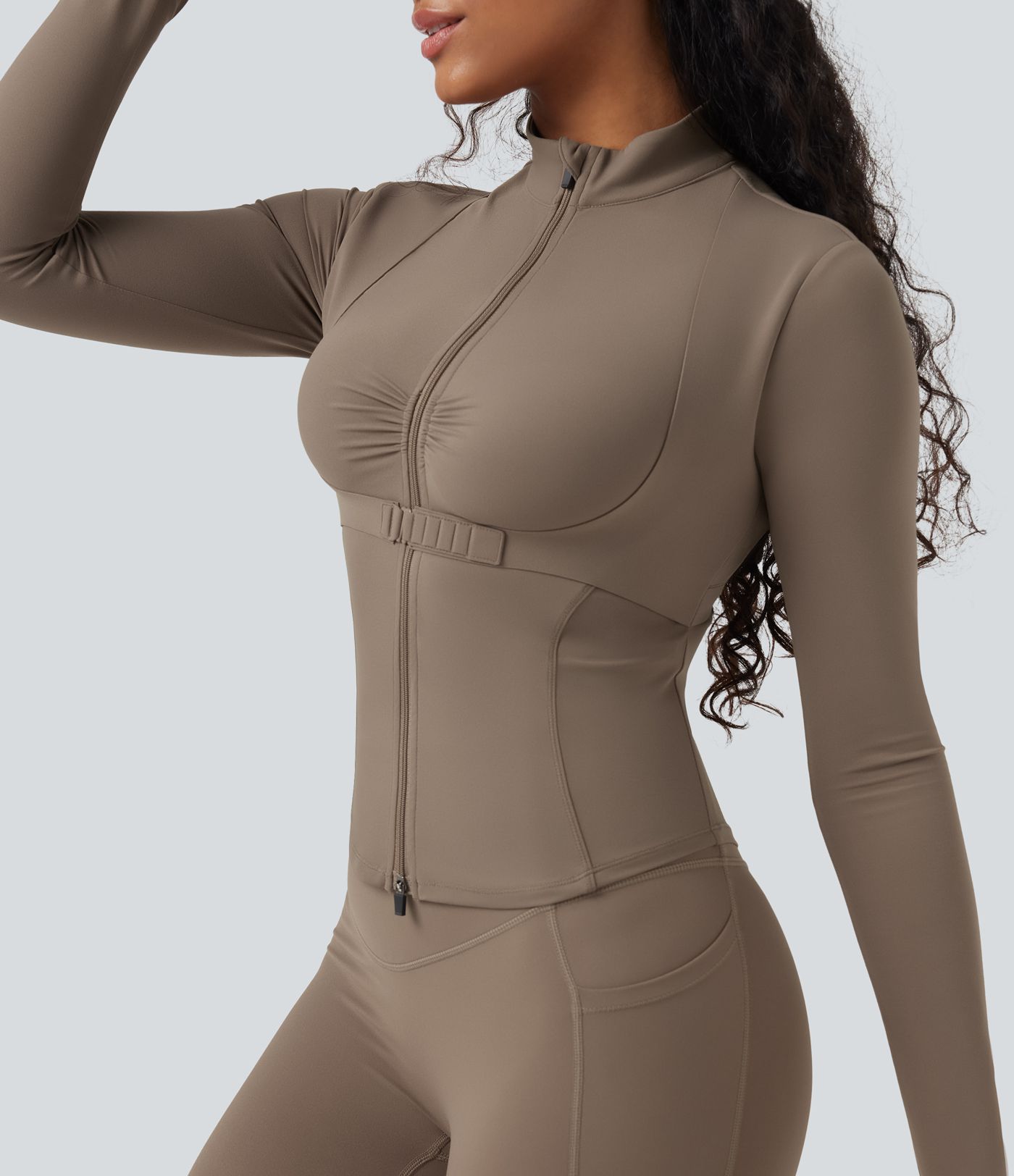 Chamarra de yoga Halara UltraSculpt™ con fruncido y manga larga con abertura para el pulgar