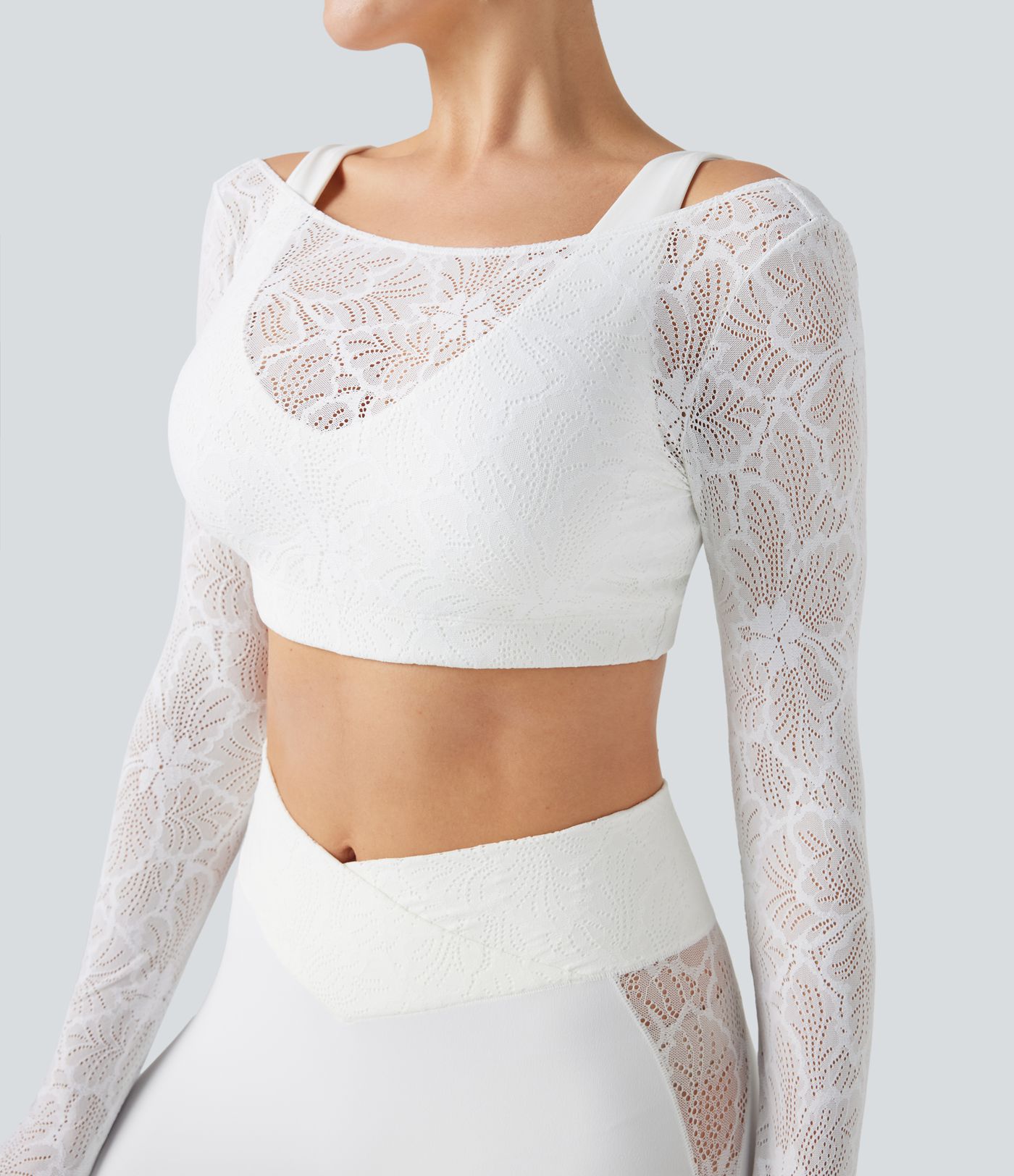 Top deportivo de yoga corto SoftlyZero™ 2 en 1 de manga larga con abertura para el pulgar y encaje en contraste 