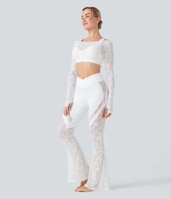 Top deportivo de yoga corto SoftlyZero™ 2 en 1 de manga larga con abertura para el pulgar y encaje en contraste 