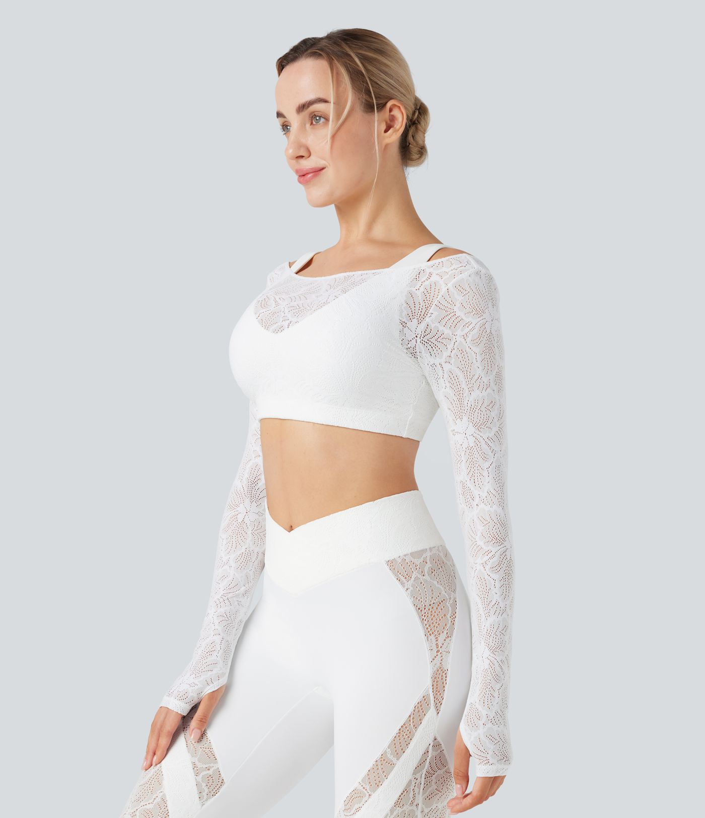 Top deportivo de yoga corto SoftlyZero™ 2 en 1 de manga larga con abertura para el pulgar y encaje en contraste 
