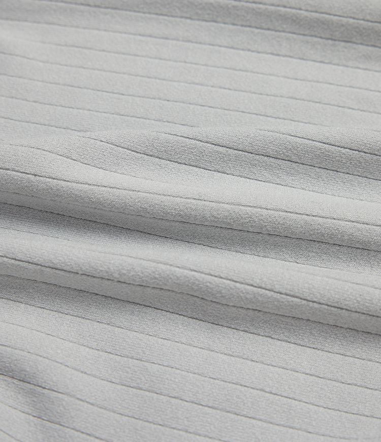 Macacão casual com decote em V, abertura em forma de gota nas costas, mangas compridas e perna larga