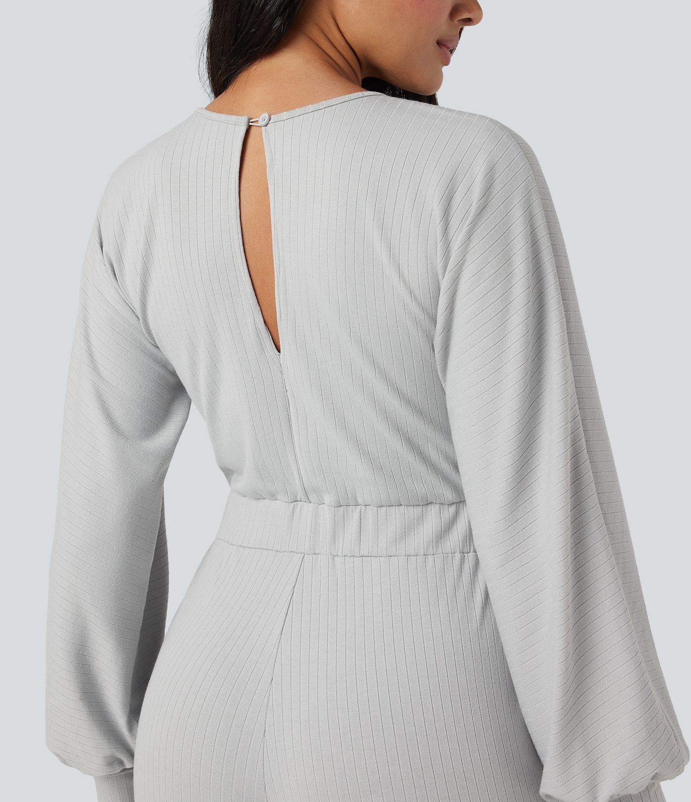 Macacão casual com decote em V, abertura em forma de gota nas costas, mangas compridas e perna larga