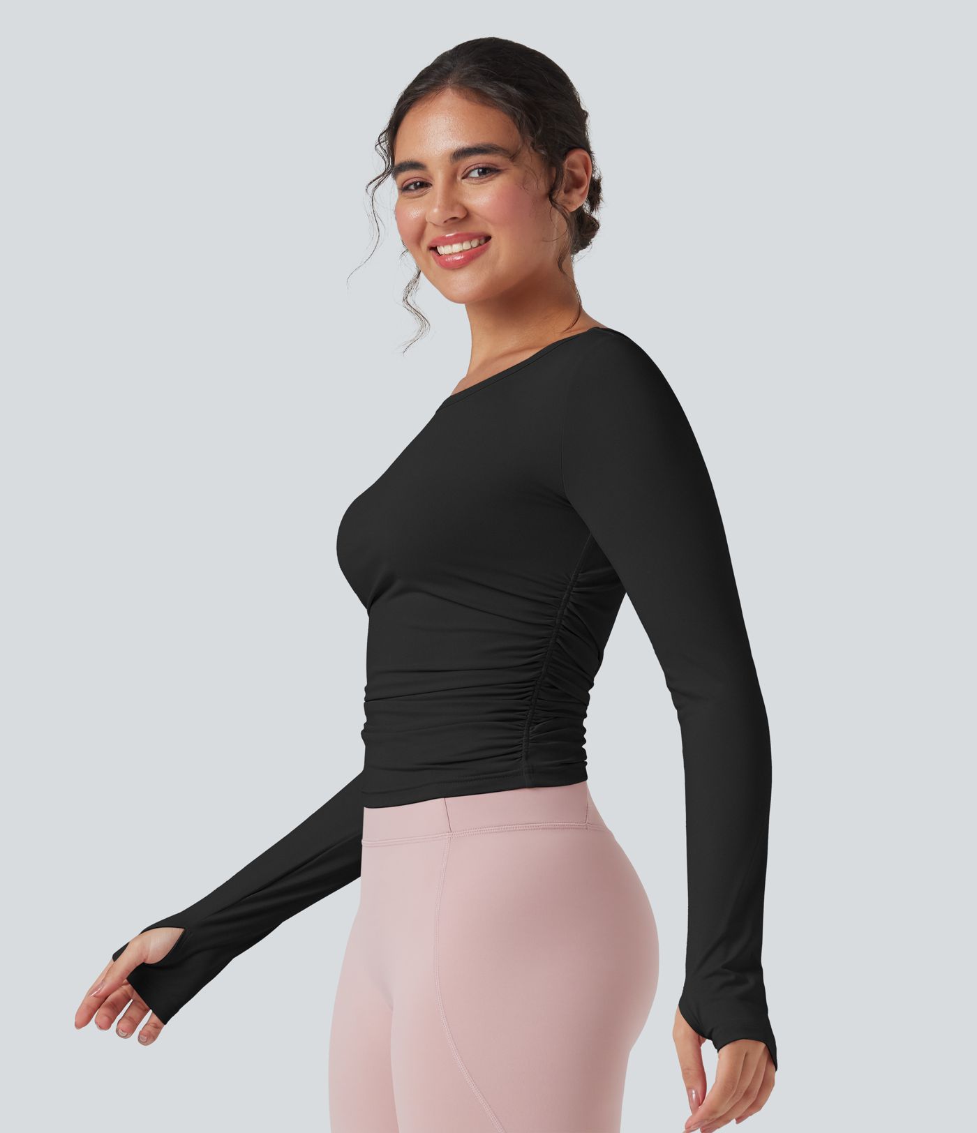 Gerafftes Yoga-Sport-Top mit Rundhalsausschnitt, langen Ärmeln und Daumenlöchern