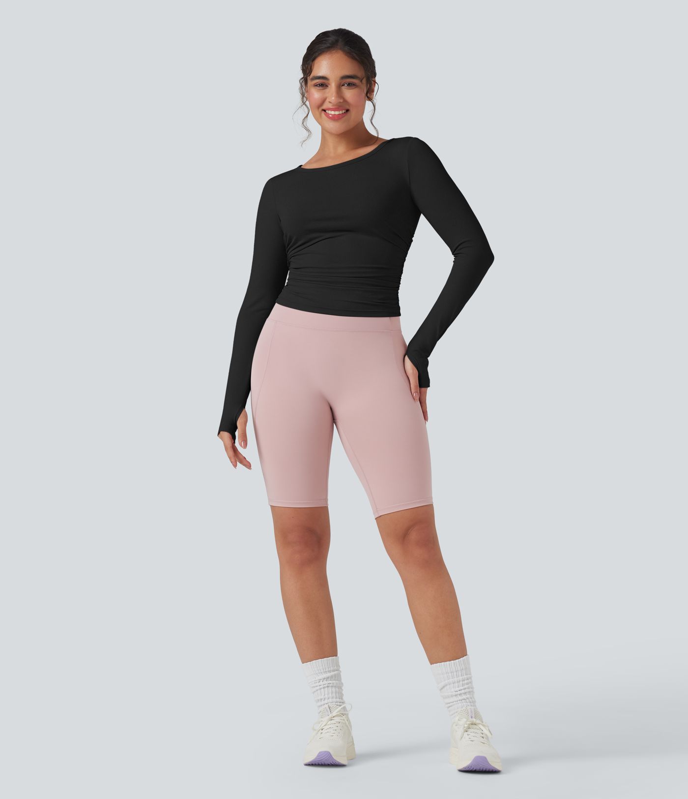 Gerafftes Yoga-Sport-Top mit Rundhalsausschnitt, langen Ärmeln und Daumenlöchern