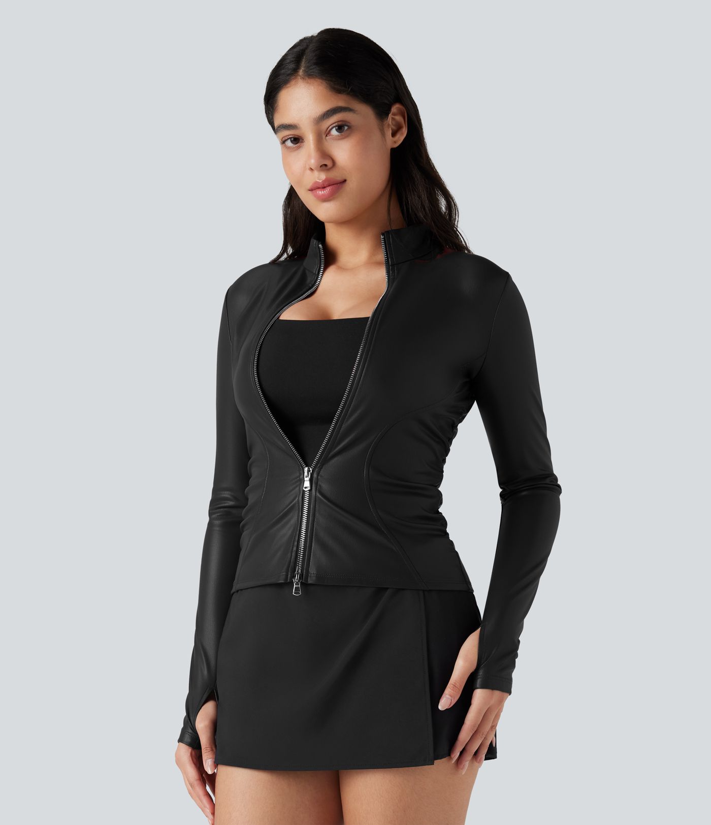 Jaqueta casual em couro PU com gola alta, mangas curtas, abertura frontal e forro de lã.