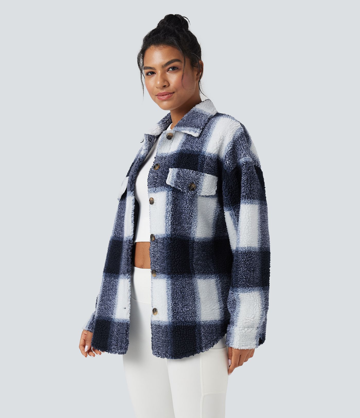 Shacket mit Kragen und langen Ärmeln, geschwungenem Saum – lässige Sherpa-Jacke mit Taschen