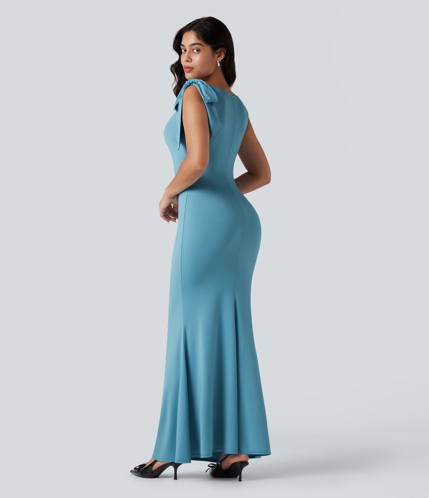 Robe longue satinée col bateau sans manches à ourlet sirène