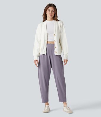 Pantalones casuales de talle alto con corte cónico y bolsillos.