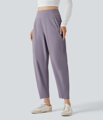 Pantalones casuales de talle alto con corte cónico y bolsillos.